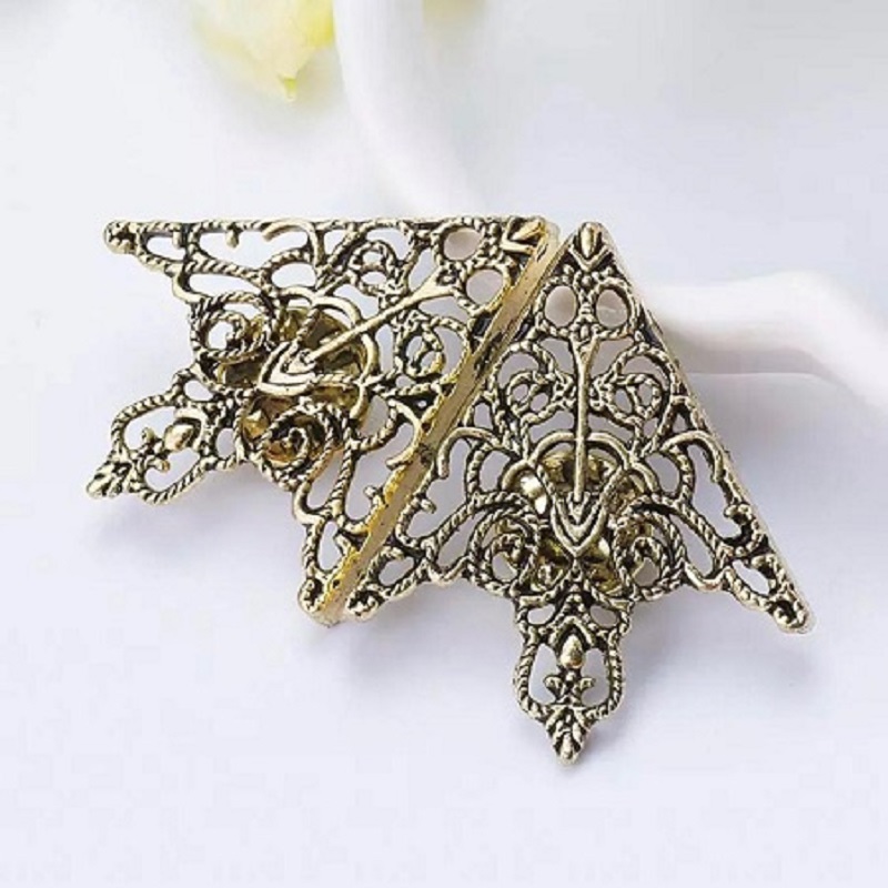 2 Pcs Fashion Alloy Brooch Hollow Pattern Collar Triangle Shirts Pins Men 