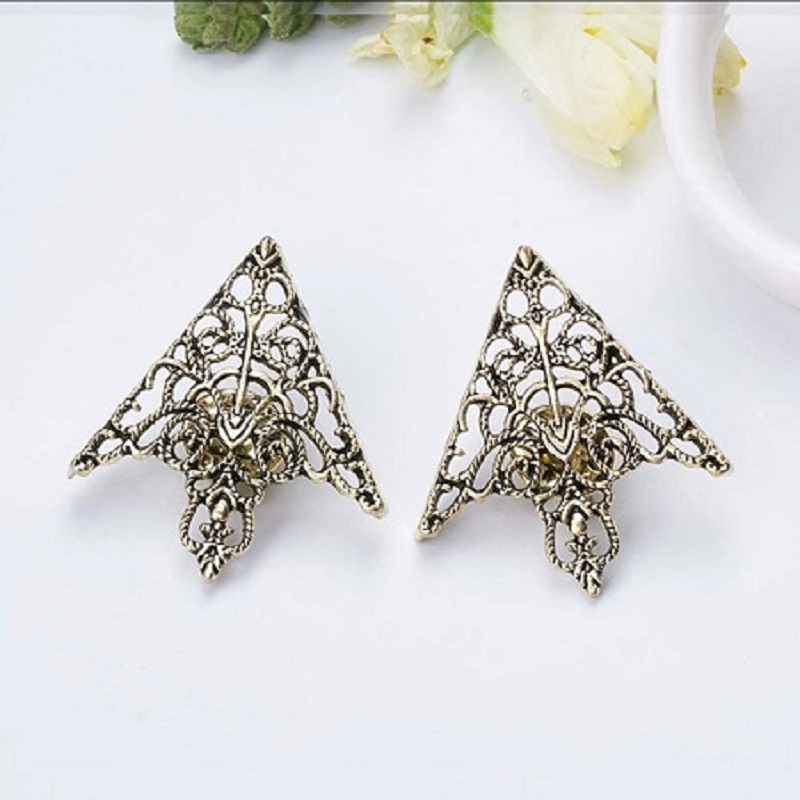 2 Pcs Fashion Alloy Brooch Hollow Pattern Collar Triangle Shirts Pins Men 