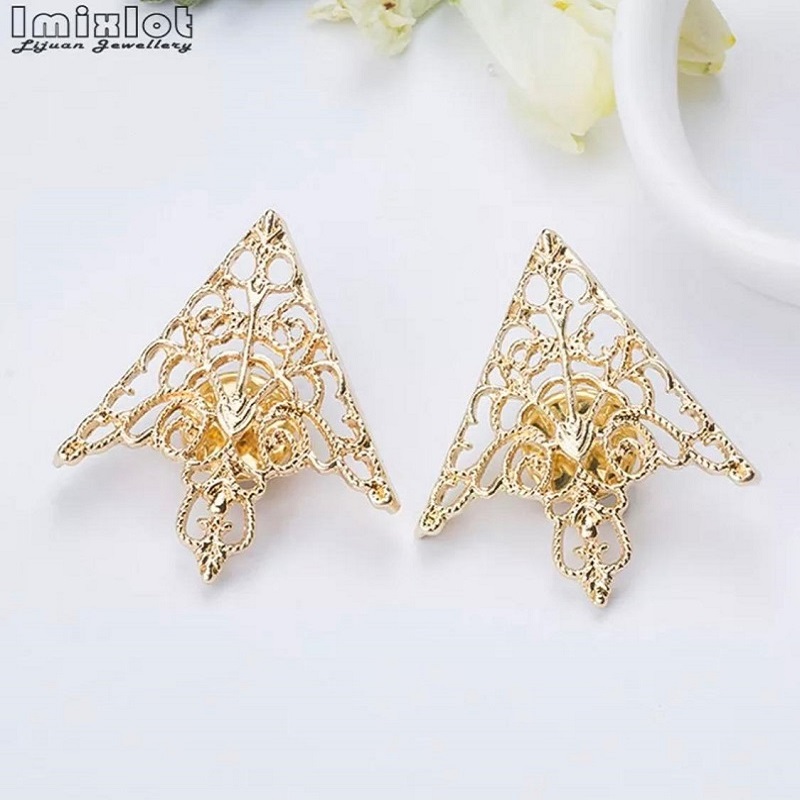 2 Pcs Fashion Alloy Brooch Hollow Pattern Collar Triangle Shirts Pins Men