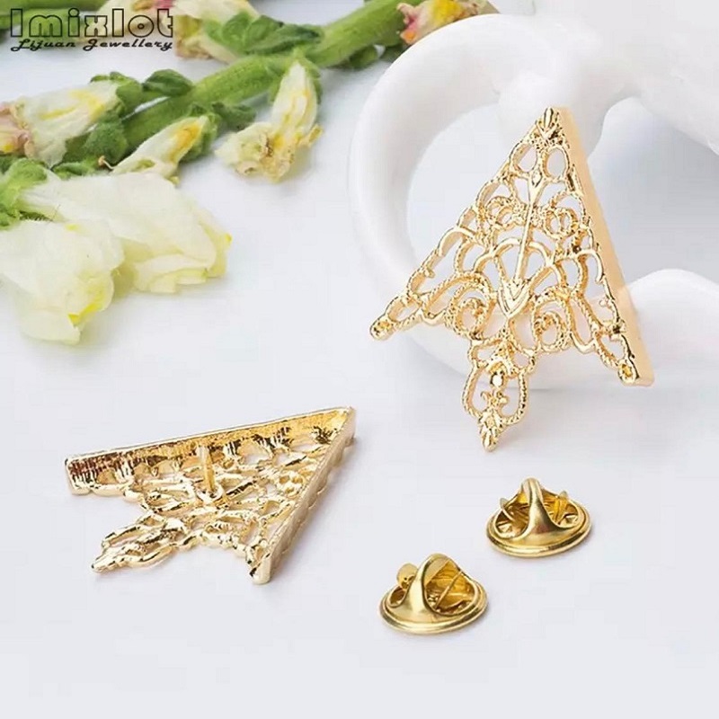 2 Pcs Fashion Alloy Brooch Hollow Pattern Collar Triangle Shirts Pins Men