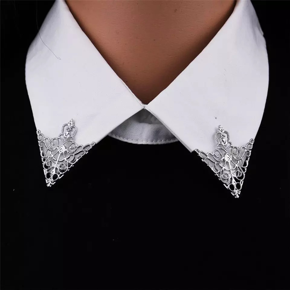 2 Pcs Fashion Alloy Brooch Hollow Pattern Collar Triangle Shirts Pins Men SIlver